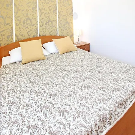 Modern Eingerichtete Fuer 4 Personen Mit Meerblick Baška